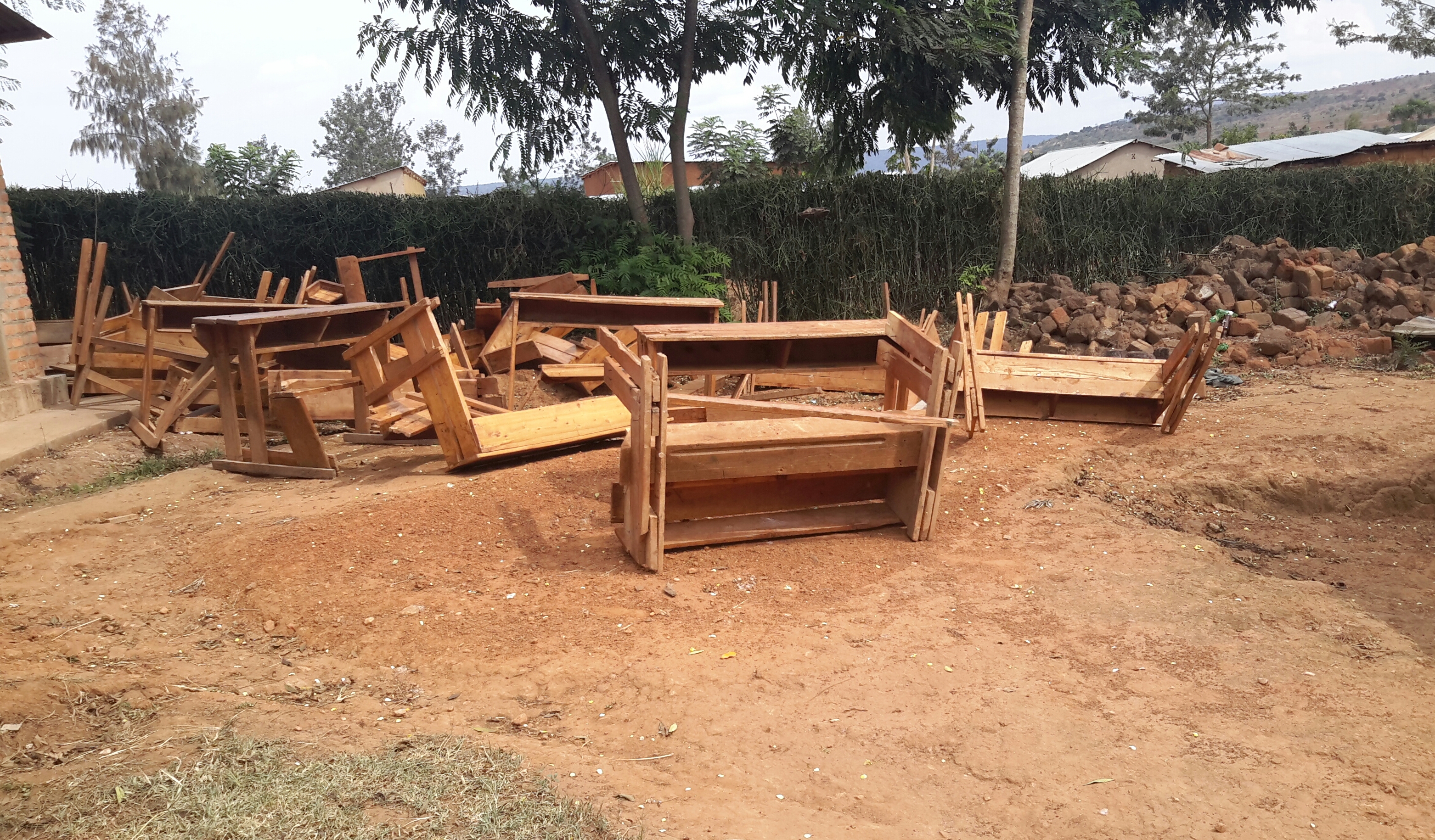 Hanze y'ibyumba by'amashuri harunze intebe zangiritse