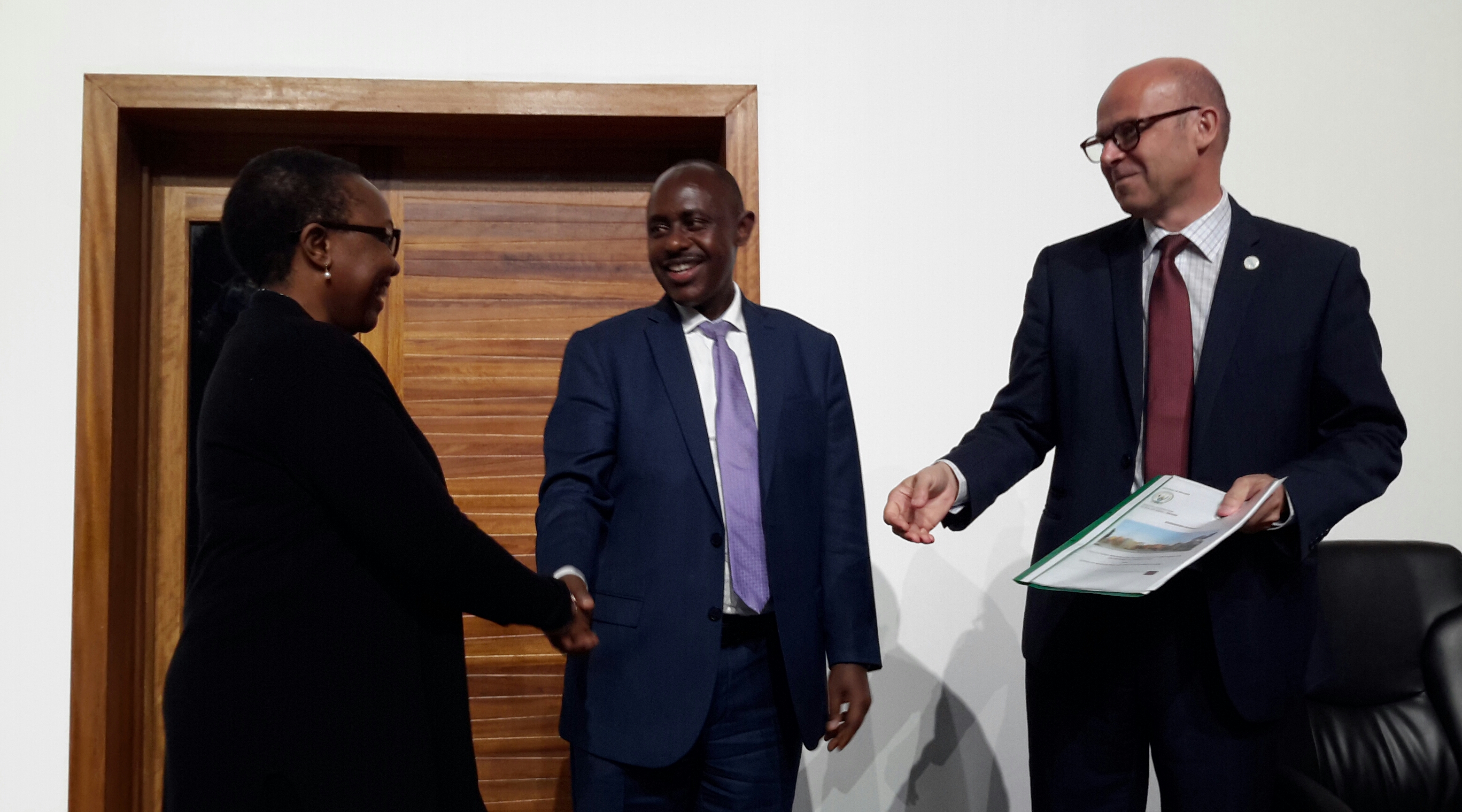 Ministiri w'Uburezi Dr Eugene Mutimura (hagati) yashimiye Kaminuza y'u Rwanda na Banki nyafurika itsura amajyambere (BAD), kuba barafatanije kubaka inzu zigizwe n'ibikomoka mu Rwanda