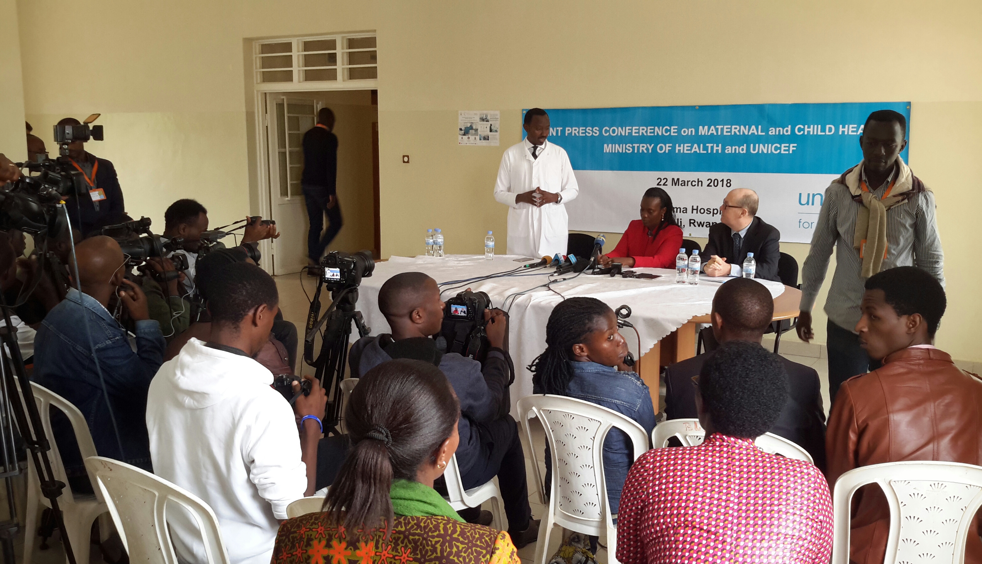 Ministiri Diane Gashumba yatangarije abanyamakuru ko u Rwanda rutazategeka ababyeyi umubare w'abo bakwiriye kubyara