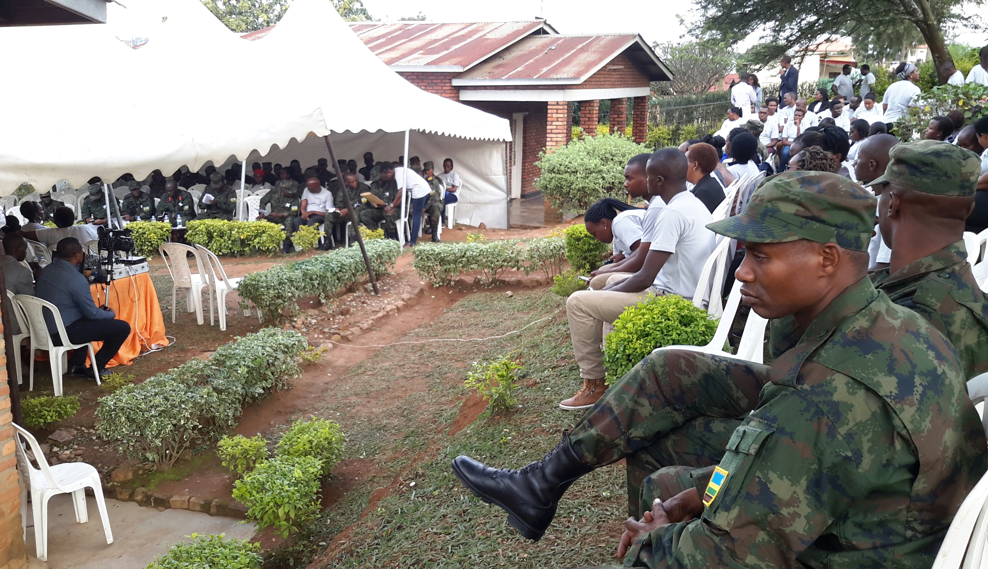  Ingabo z'Igihugu zikora mu bitaro bya Gisirikare zasuye umudugudu urererwamo abagizwe impfubyi na Jenoside yakorewe Abatutsi