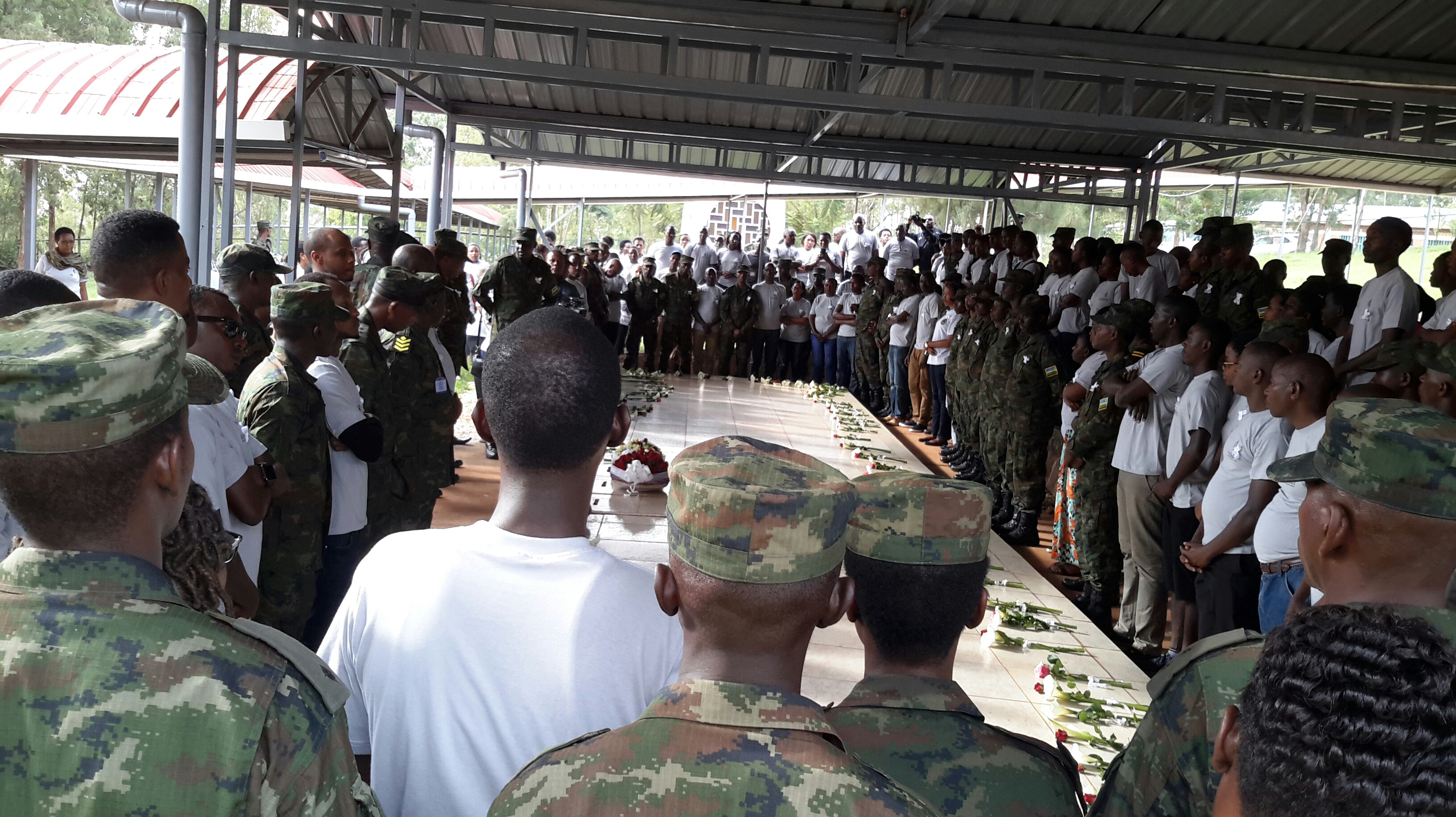 Abakozi b'Ibitaro bya Gisirikare bibutse Abatutsi biciwe i Nyanza ya Kicukiro