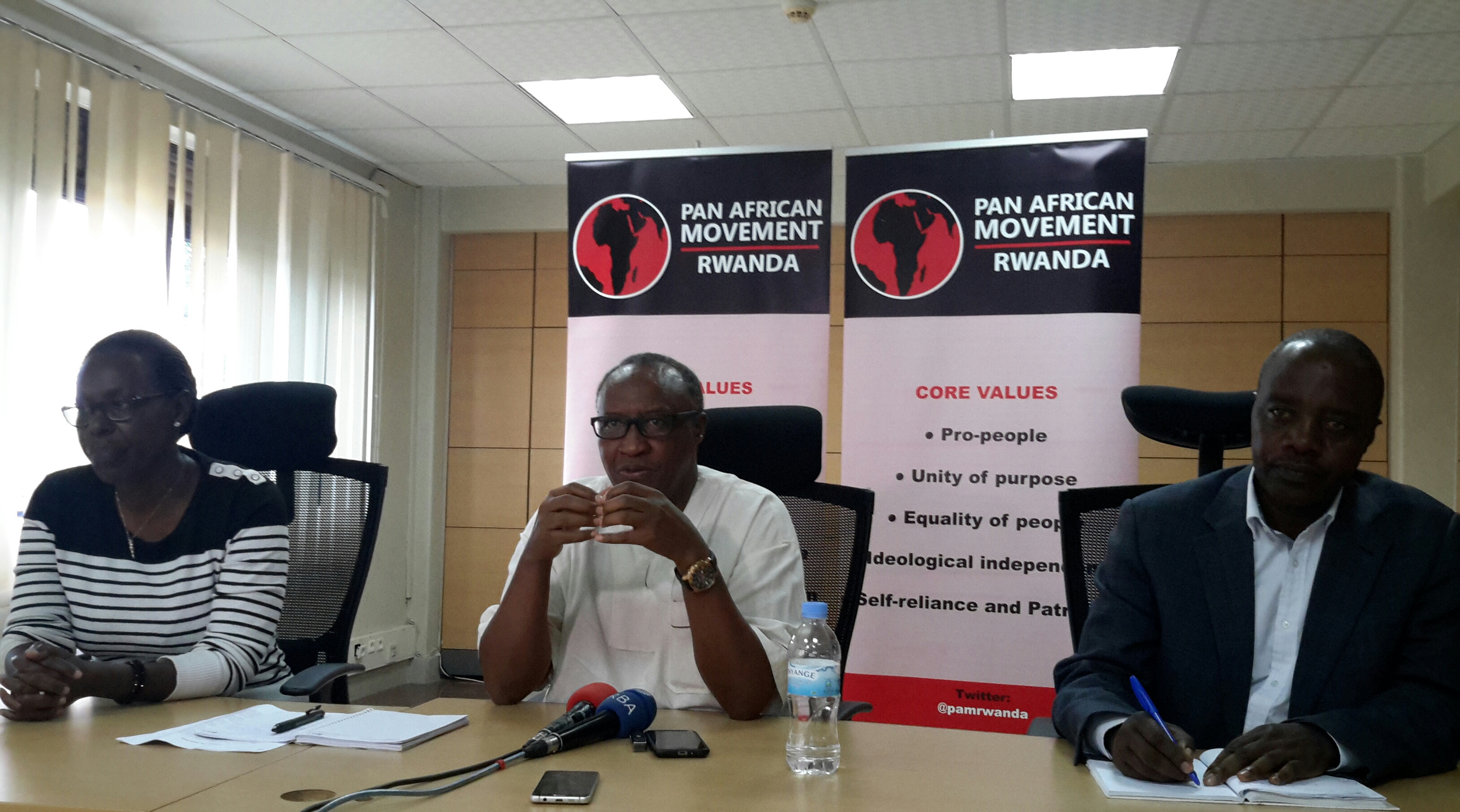 Protais Musoni (hagati) mu kiganiro n