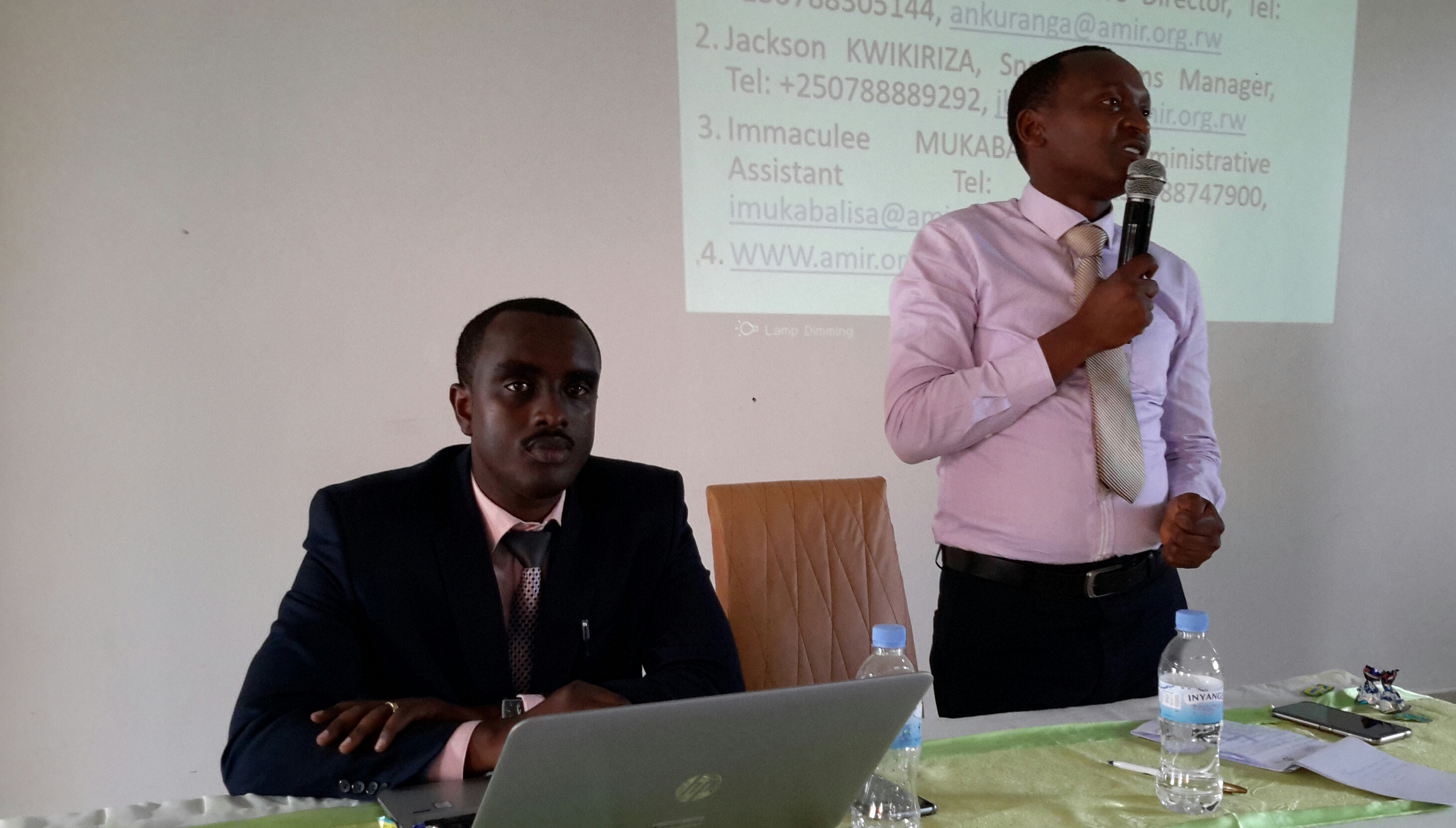 Umuyobozi nshingwabikorwa wa AMIR, Aimable Nkuranga hamwe n'Umukozi wa BNR, bahuguye abahagaririye ibigo by'imari iciriritse gufasha abaturage gukunda kwizigamira