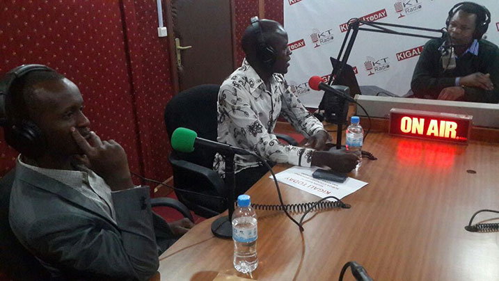 Jean Charles Kanamugire, MD Kigali Today Ltd, Uwiringiyimana Aimé Sylvain na Bisangwa Nganji Benjamin muri sitidiyo ya KT Radio.