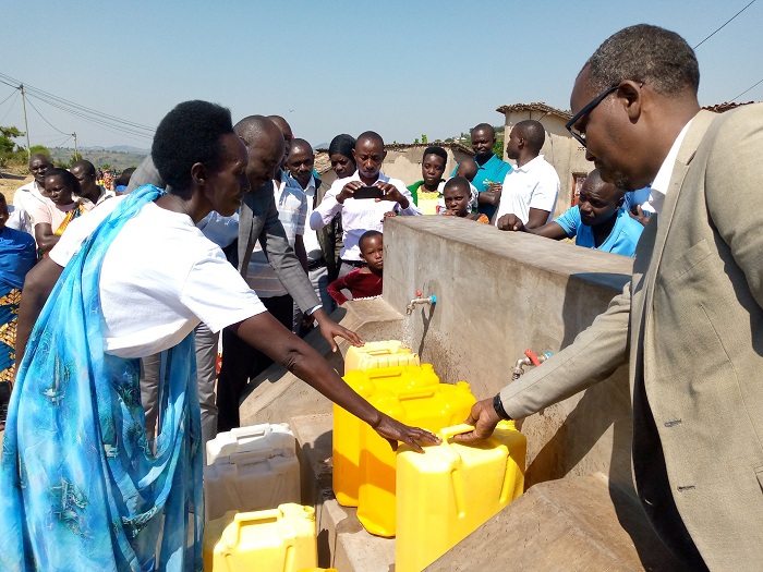 Abaturage bahawe amazi meza