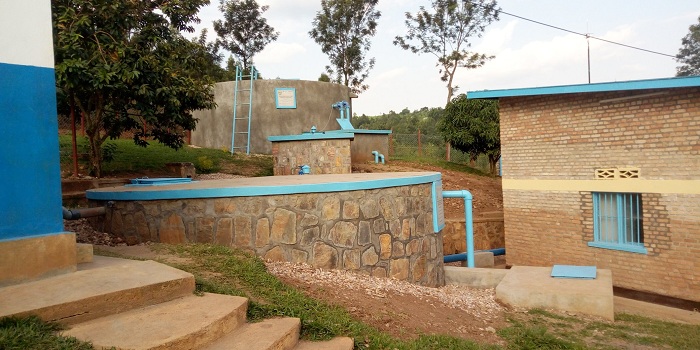 Ibigega by'amazi meza byubatswe i Mbazi