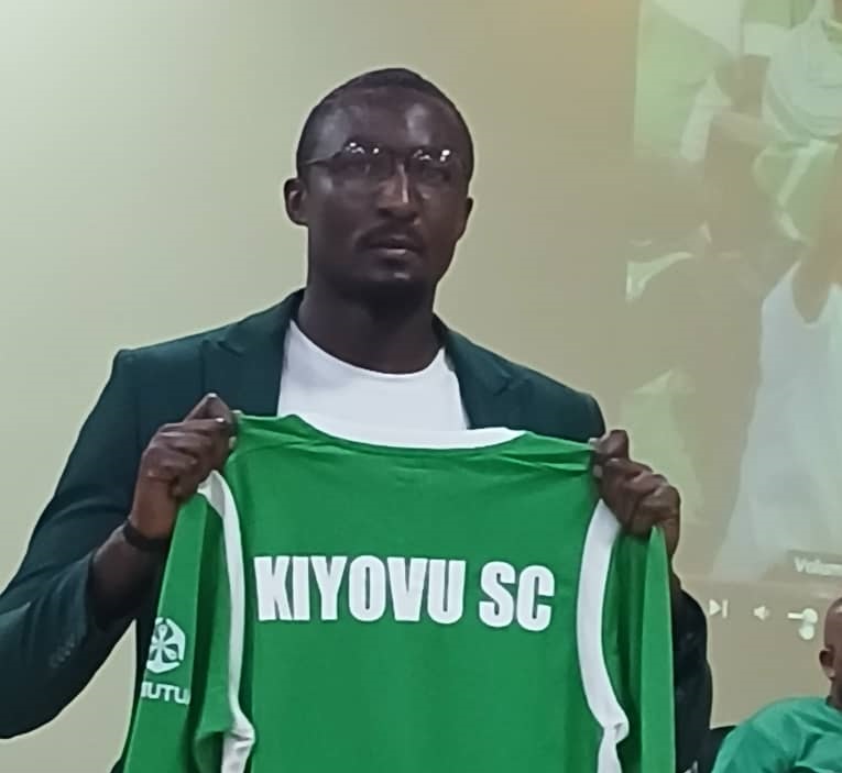 Sugira Ernest avuga ko abamushidikanyaho azabemereza mu kibuga