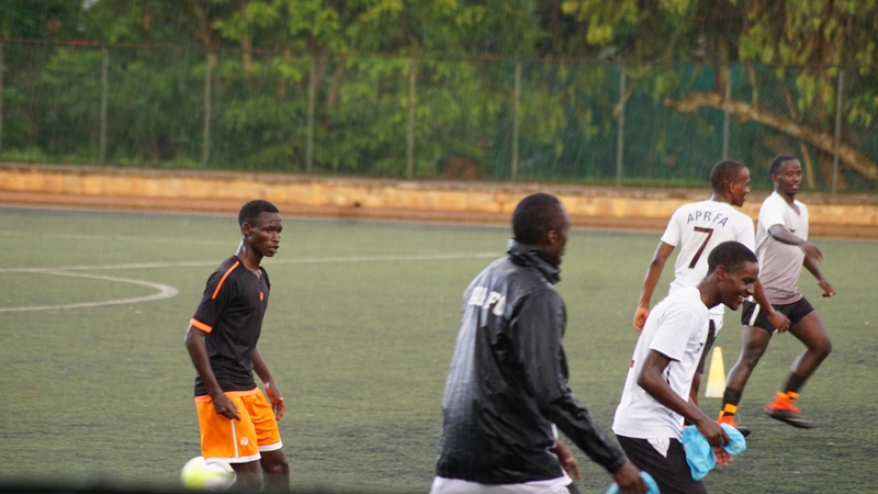 Bamwe mu bana bo mu Isonga FA nabo banyuzamo bagakorana imyitozo na APR FA