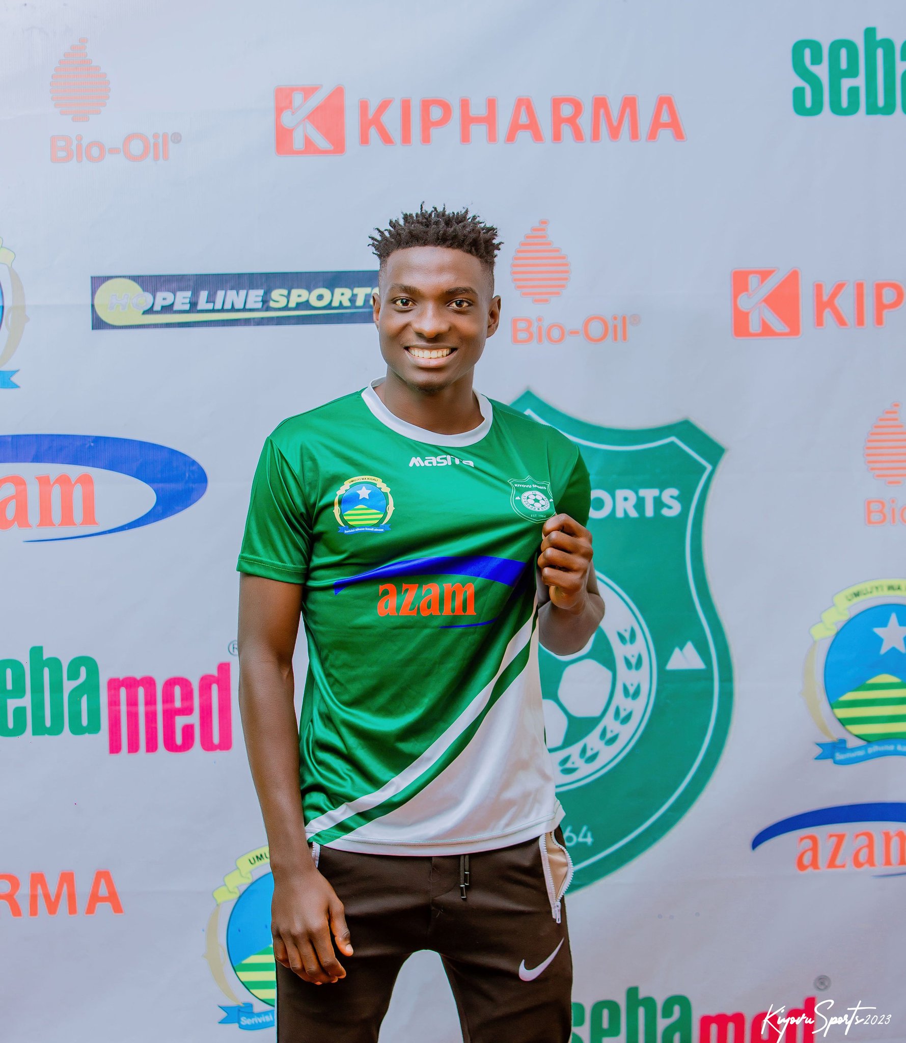 Sullaiman Mulumba wo muri Uganda ufite imyaka 17 yasinyiye Kiyovu Sports amasezerano y'imyaka itatu ishobora kugera kuri itanu akaba akina nka nimero icumi