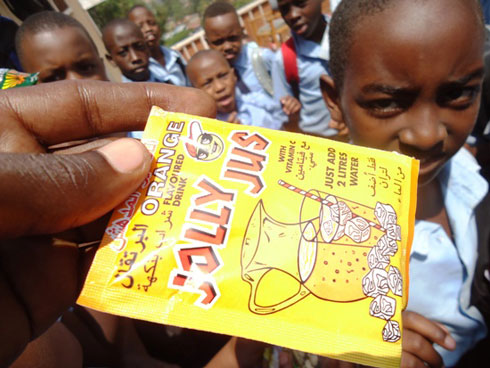 Abana babyiganira kugura Supa dipe.