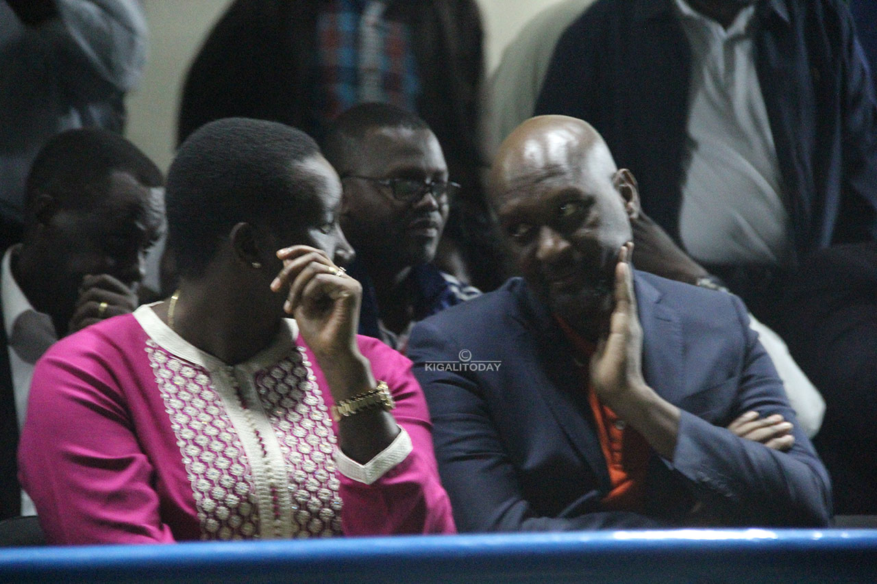 Minisitiri Uwacu Julienne wa MINISPOC na Nzamwita Vincent de Gaulle uyobora FERWAFA, aha umuriro wari ugiye bwa kabiri