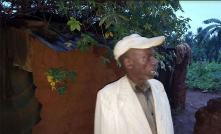 Surwumwe yabaga mu nzu isakaje amabati n'amashami y'igiti cy'isombe 