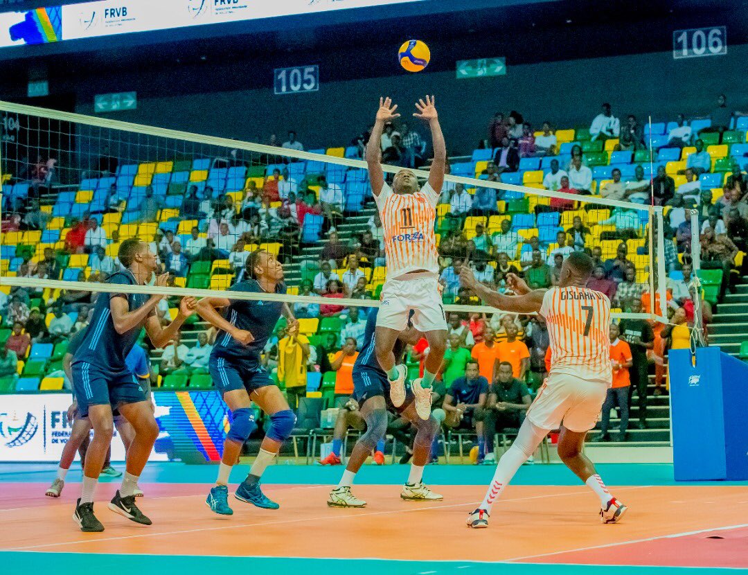 Ndayisaba Sylvestre wa Gisagara atanga umupira bakina na Forefront