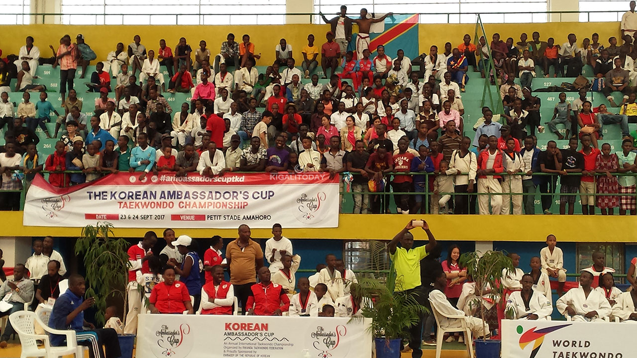 Hari abafana baringaniye