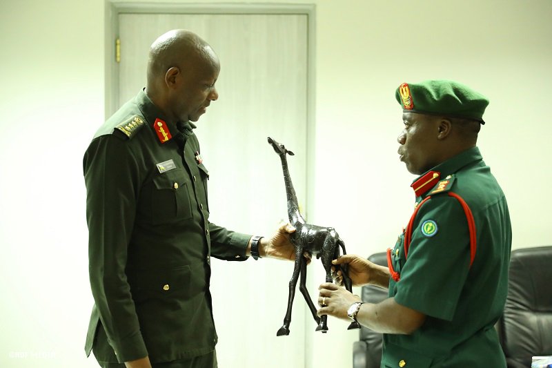 Abayobozi ku mpande zombi bahanye impano