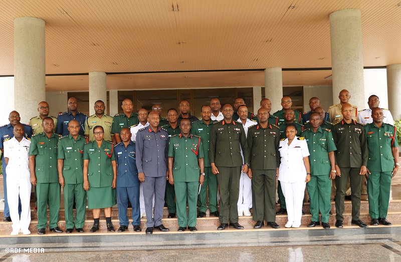 Abasirikare bakuru biga muri Tanzaniya bafata ifoto y