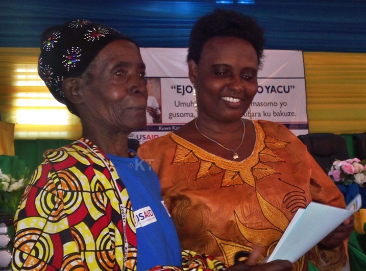 Umukecuru Kangabe Melena (ibumoso) ubwo tariki 18 Gashyantare 2016 yakiraga icyemezo cy