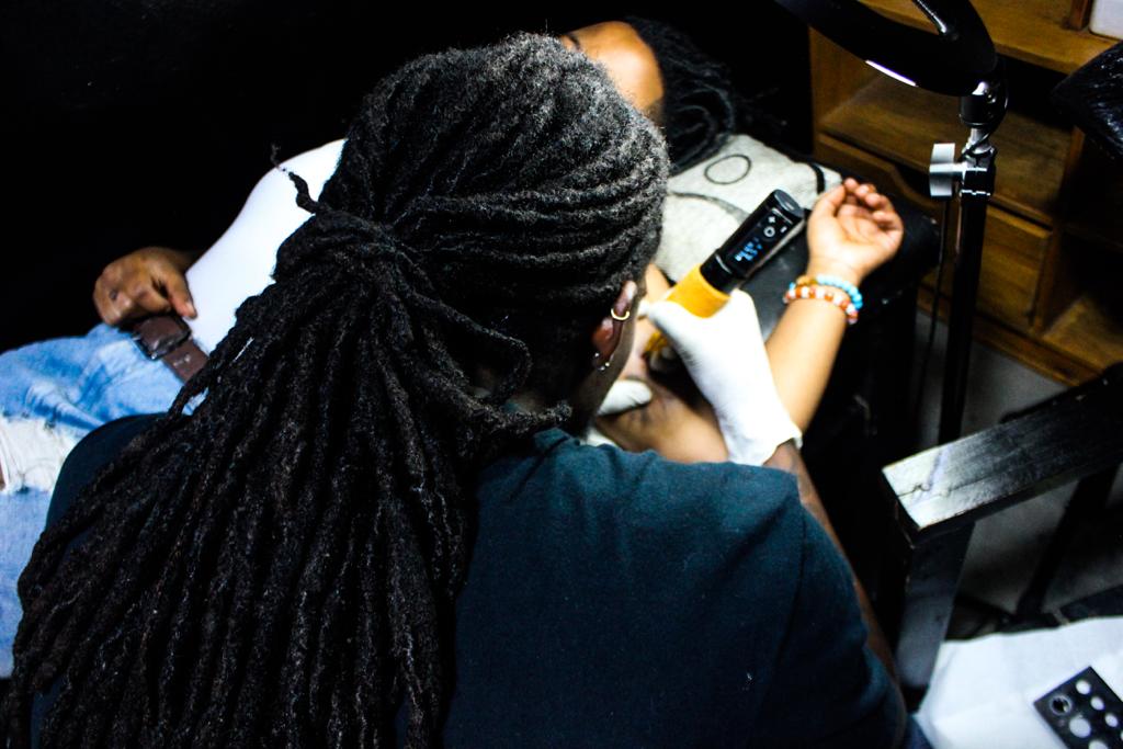 Gushushanya tatouage ku mibiri y'abantu ngo bimwinjiriza agatubutse