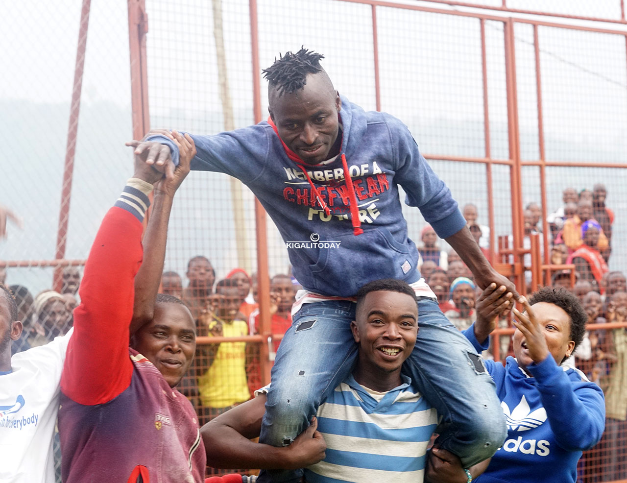 Abafana akihagera bahise bamushyira mu kirere