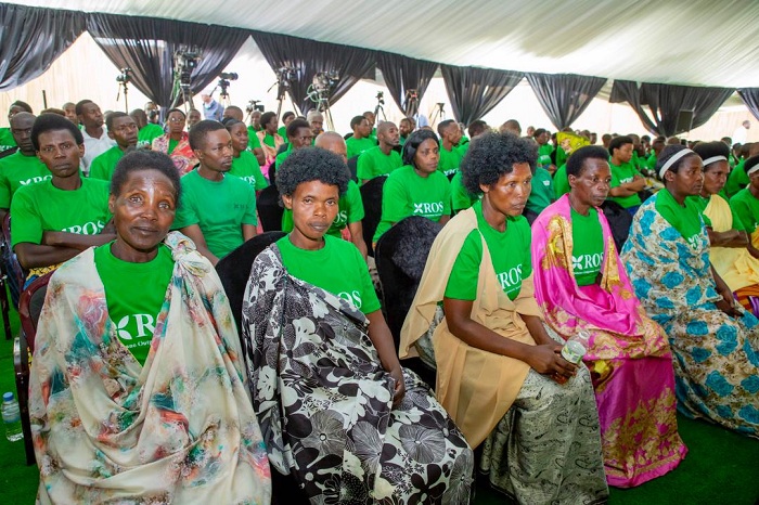 Abahinzi b'icyayi n'abakora mu ruganda bategereje Perezida Kagame