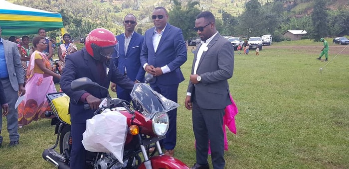 Abarimu babaye indashyikirwa bahembwe