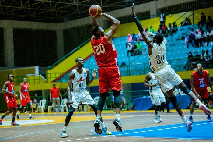 Ndayisaba agerageza guhagarika Kami Kabange mu mukino uheruka kubahuza muri 1/2