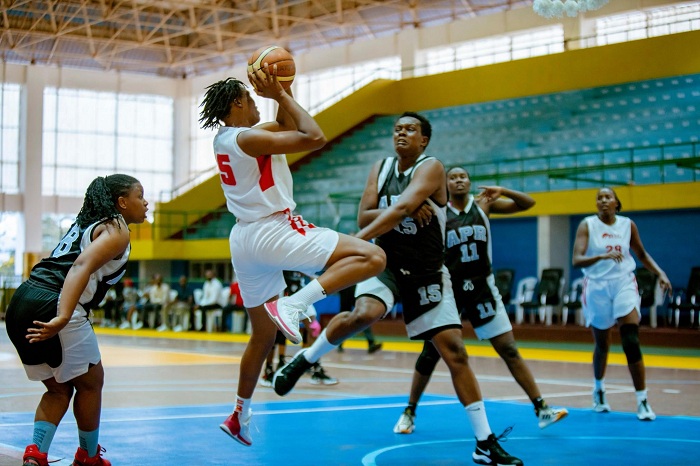 Feza Ibengo wa REG ahanganye na kapiteni wa APR WBBC Charlotte Mugwaneza