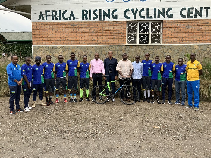 Ikipe y'u Rwanda n'abayobozi bafashe ifoto y'urwibutso