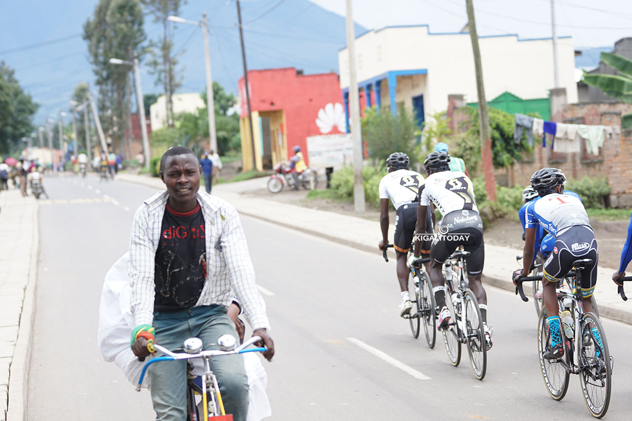 Barenze umujyi wa Musanze berekeza za Rwaza na Kivuruga, undi we avuyeyo kuri Muserebende