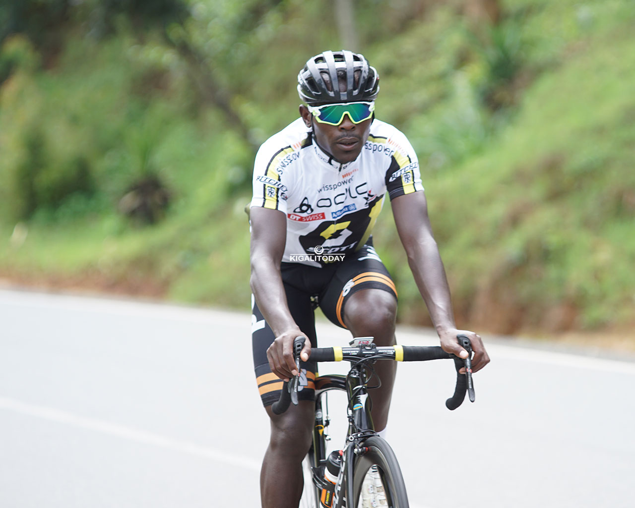 Gasore Hategeka nawe ati nk'umusaza ngomba kwereka abana ko nkomeye