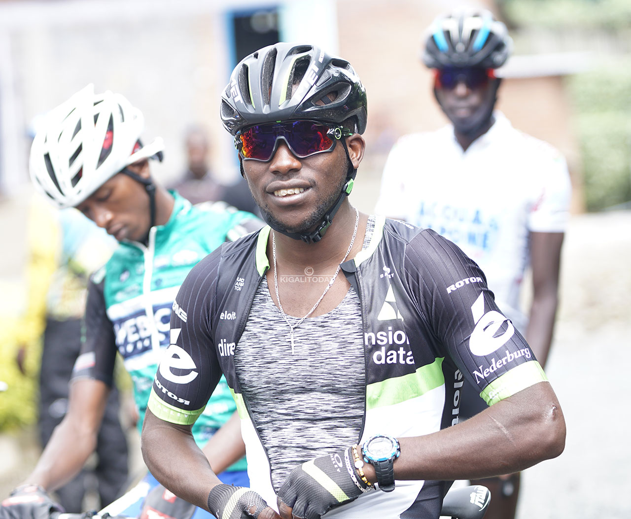 Areruya Joseph mbere y'imyitozo abanza kwambara umwenda wa Dimension Data akinamo