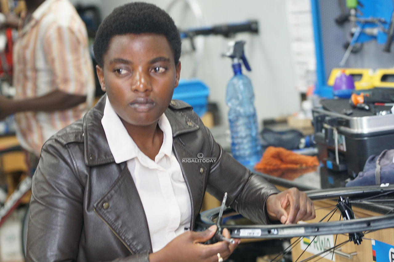 Uwayezu Sandrine, umukanishi w'amagare w'umukobwa wenyine w'umunyarwandakazi