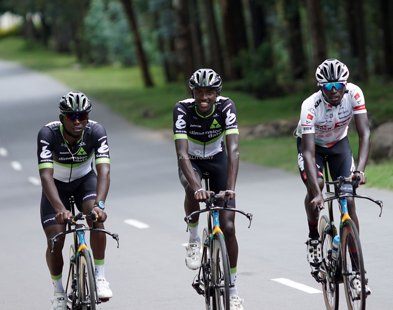 Areruya na Mugisha (bari ibumoso) basinye amasezerano y