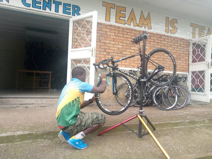 Ushinzwe kwita ku magare y'abakinnyi ari mu kazi