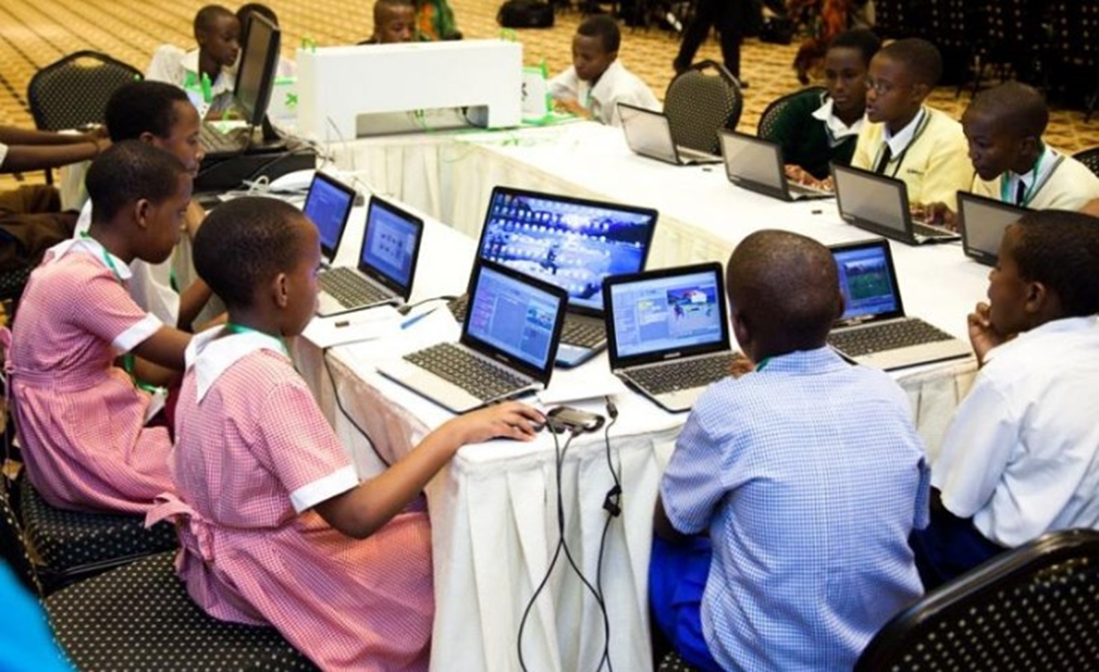 Ikoranabuhanga mu mashuri ni kimwe mu byo Minisitiri Nduhungirehe agaragaza ko u Rwanda rushyize imbere