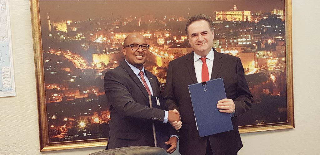 Ambasaderi Joseph Rutabana hamwe na minisitiri wa Israel ushinzwe ubwikorezi Yisrael Katz