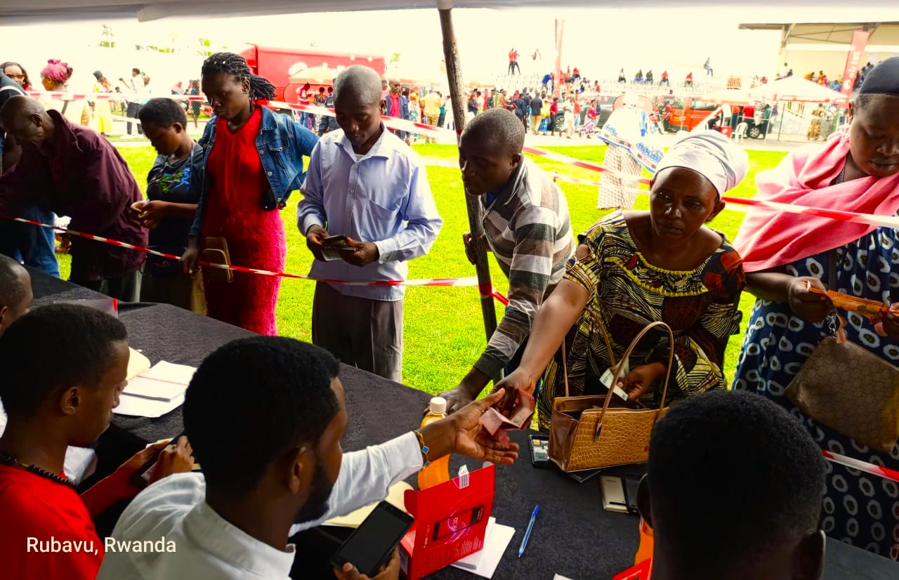 Nyuma yo gusobanurirwa uko gahunda y'izi telefone iteye, bamwe bemeye kuzigura