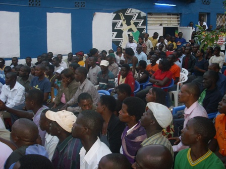 Abantu bari bakoranye ku bwinshi baje kureba Temarigwe.