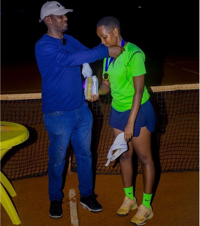 Tuyishime Sonia watsinze mu babigize umwuga ubwo yambikwaga umudari