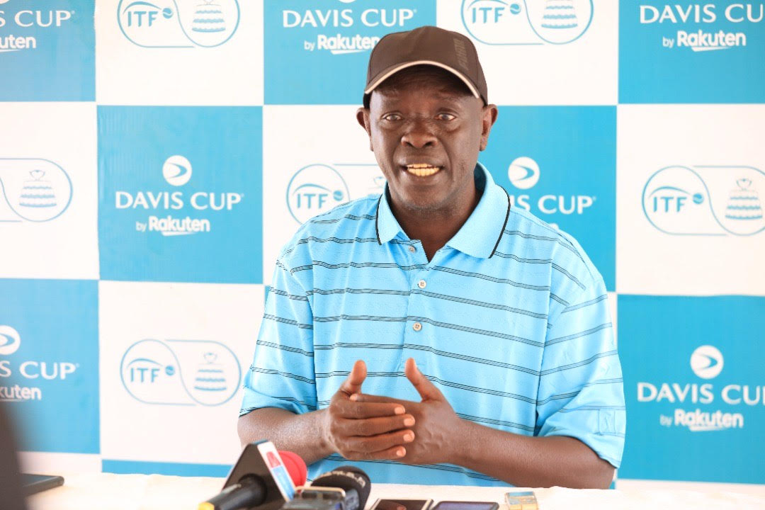 Perezida wa Federasiyo ya Tennis mu Rwanda, Theoneste Karenzi aganira n'itangazamakuru