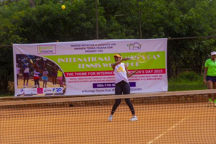 Umwe mu bitabiriye irushanwa akina 