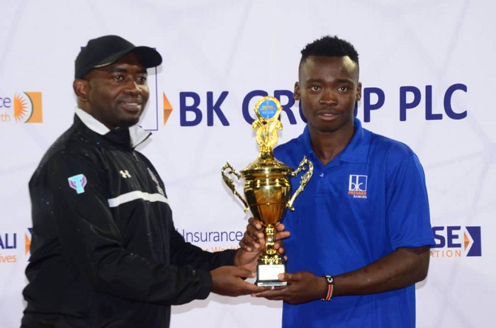 Umunyamabanga muri Minisiteri ya Siporo, Shema Maboko Didier, ni we washyikirije igihembo Changawa wegukanye Rwanda Open