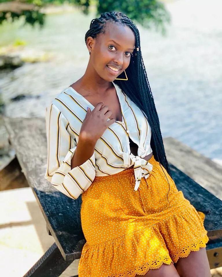 Nyuma y'ikibuga, Teta na we nk'umwari arifotoza