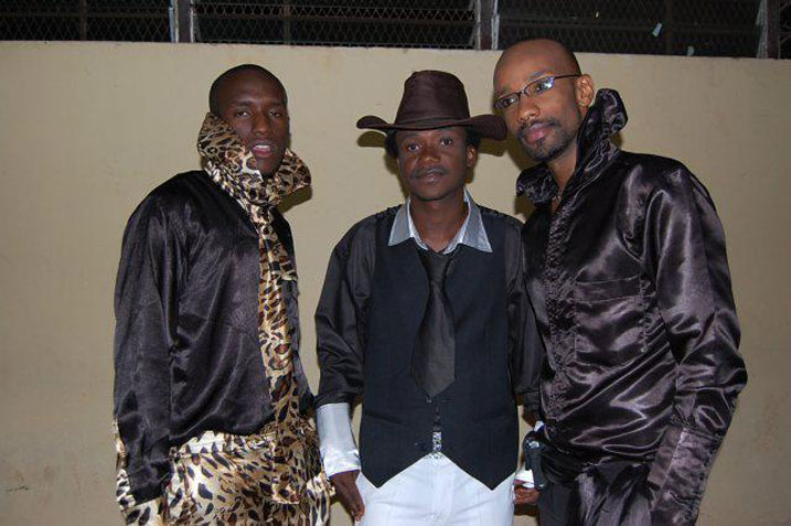 Uhereye ibumoso: Umuririmbyi The Ben, Mani Martin n'umunyamideri Dady de Maximo nabo bari bitabiriye Salax Awards 2009