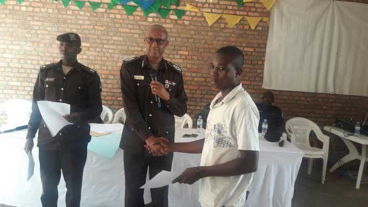 Bahawe amabaruwa abemerera gusubira iwabo