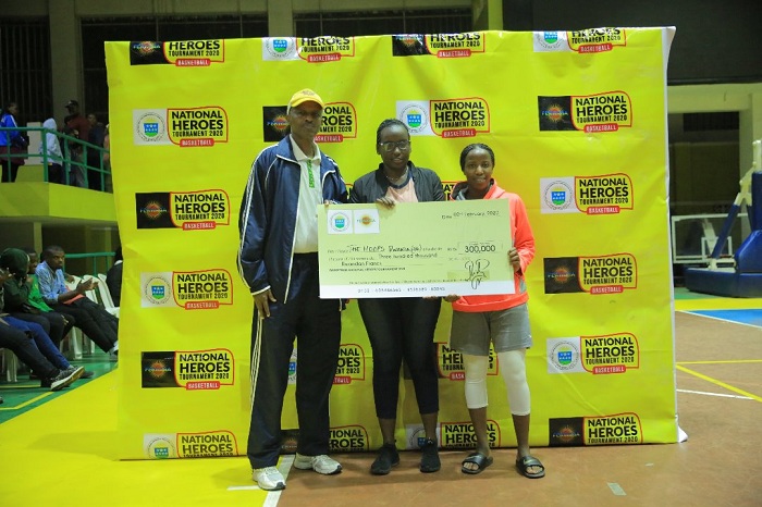 Kapiteni wa The Hoops ashyikirizwa sheki y'ibihumbi 300 Rwf