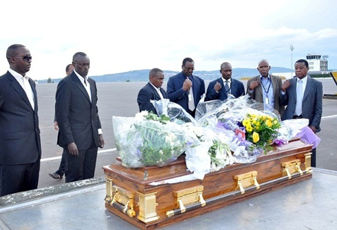 Isanduka irimo umubiri wa nyakwigendera igeze i Kanombe. Photo/Umuseke.