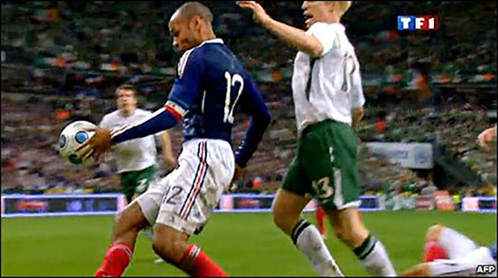 Thierry Henry watanze umupira n'intoki bikaviramo Ireland gusezererwa. 