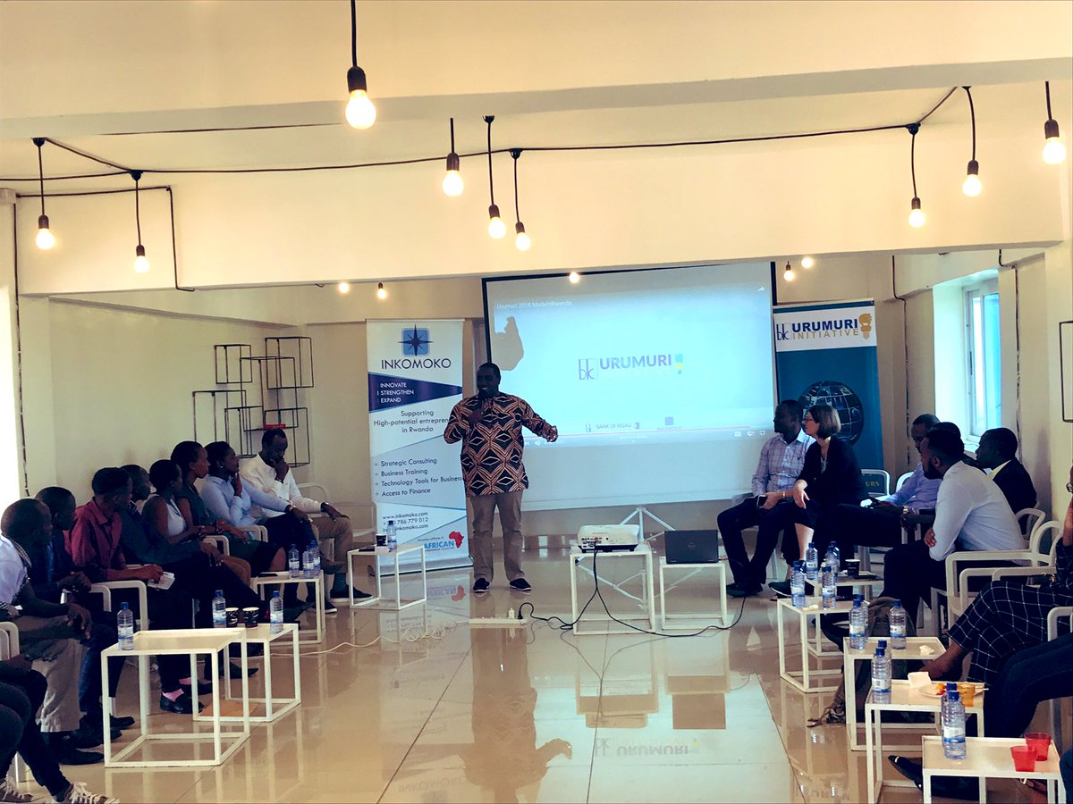 Thierry Nshuti ushinzwe imenyekanishabikorwa muri BK aganiriza aba banyamishinga 