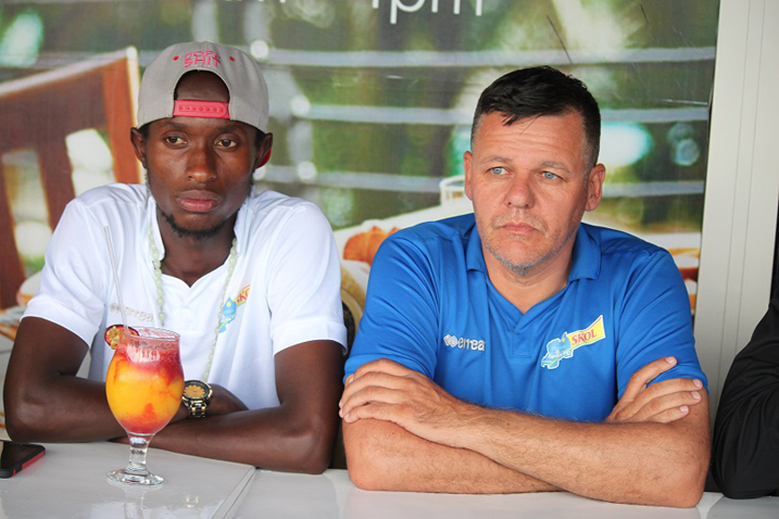 Umukinnyi Manzi Thierry n'umutoza Minnaert mu kiganiro n'abanyamakuru